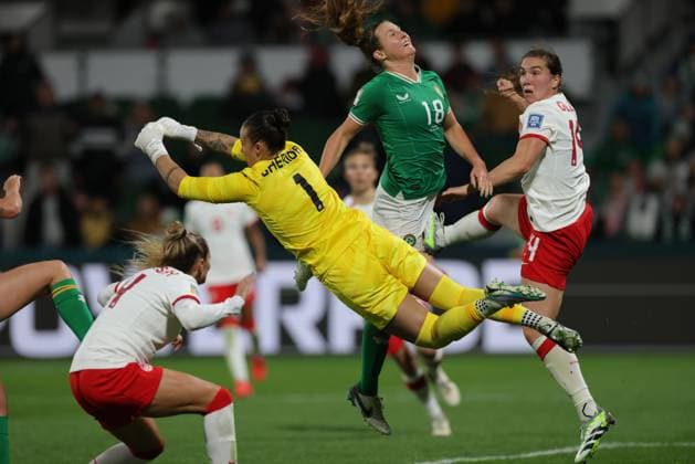 WWC23 CANADA IRELAND, Kailen Sheridan of Canada prevents an opportunity by Kyra Carusa of the Republic of Ireland during the FIFA Women s World Cup match between Canada and Republic of Ireland at the Perth Rectangular Stadium in Perth, Wednesday, July 26, 2023. ( NO ARCHIVING, EDITORIAL USE ONLY, NO USE IN BOOKS WITHOUT CONSENT PERTH WESTERN AUSTRALIA AUSTRALIA  Copyright: xRICHARDxWAINWRIGHTx 20230726001824452047