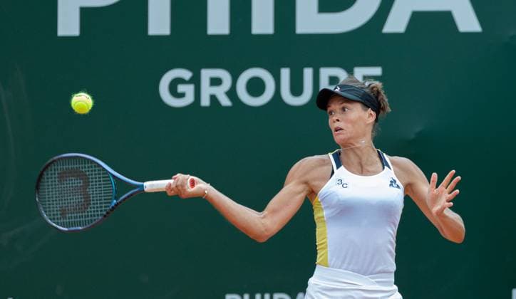 26.07.2023, Lausanne, Tennis Club Stade- Lausanne, Ladies Open Lausanne: Elina Avanesyan - Chloe Paquet, Chloe Paquet playing the ball. Lausanne Tennis Club Stade- Lausanne Vaud Switzerland Copyright: xJustPictures.ch MayaxCretegnyx
