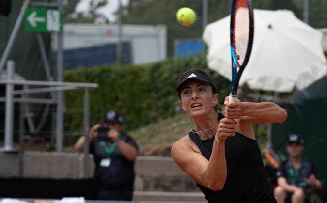 26.07.2023, Lausanne, Tennis Club Stade- Lausanne, Ladies Open Lausanne: Elina Avanesyan - Chloe Paquet, Elina Avanesyan playing the ball. Lausanne Tennis Club Stade- Lausanne Vaud Switzerland Copyright: xJustPictures.ch MayaxCretegnyx