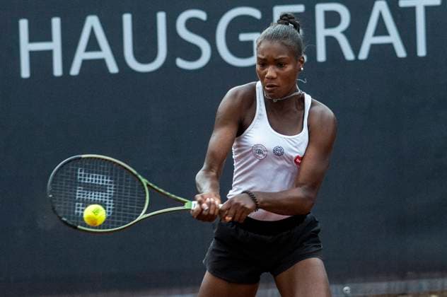 26.7.2023, GER, Tennis, Frauen, Hamburg European Open 2023, WTA, Tennis Damen Doppel, 2. Runde, Noma Noha Akugue Ella Seidel (Deutschland) - Angelica Moratelli Camilia Rosatello (Italien) Noma Noha Akugue (Deutschland) schlägt den Ball. Hamburg Rothenbaum Stadion Hamburg Deutschland