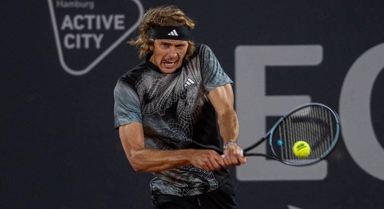 Sport Bilder des Tages 26.7.2023, GER, Tennis, Herren, Hamburg European Open 2023, ATP, Tennis Herren Einzel, 2. Runde, Alexander Zverev (Deutschland) - Maximilian Marterer (Deutschland) Alexander Zverev (Deutschland) spielt den Ball. Hamburg Rothenbaum Stadion Hamburg Deutschland *** 26 7 2023, GER, tennis, men, Hamburg European Open 2023, ATP, singles, 2 round, Alexander Zverev Germany Maximilian Marterer Germany Alexander Zverev Germany plays the ball Hamburg Rothenbaum Stadium Hamburg Germany