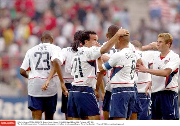 35360 16 Hahn-Liewig ABACA. 35360-16. Suwon-South Korea, 05 06 2002. World Cup 2002. Portugal-USA. 2-3.The United States shocked Portugal with three goals in the first 36 minutes at Suwon World Cup Stadium . Pictured: US team celebrating a goal.  Copyright: xHahn-Liewig ABACAx 35360_16 Hahn-Liewig ABACAx 35360_16