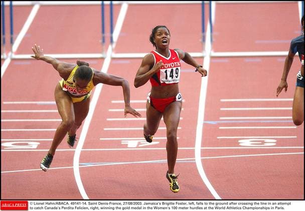 49141 14 Lionel Hahn ABACA. 49141-14. Saint Denis-France, 27 08 2003. Jamaica s Brigitte Foster, left, falls to the ground after crossing the line in an attempt to catch Canada s Perdita Felicien, right, winning the gold medal in the Women s 100 meter hurdles at the World Athletics Championships in Paris.  Copyright: xHahnxLionel ABACAx 49141_14 HahnxLionel ABACAx 49141_14