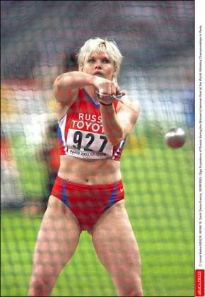 49184 15 Lionel Hahn ABACA. 49184-15. Saint Denis-France, 28 08 2003. Olga Kuzenkova of Russia during the Women s hammer final at the World Athletics Championships in Paris.  Copyright: xHahnxLionel ABACAx 49184_15 HahnxLionel ABACAx 49184_15