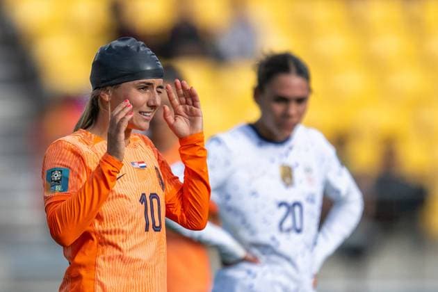 Sport Themen der Woche KW30 230727 Danielle van de Donk of Netherlands with a rubber cap after receiving medical attention during the FIFA Women s World Cup football match between USA and Netherlands on July 27, 2023 in Wellington. Photo: Mathias Bergeld BILDBYRAN kod MB MB0646 fotboll football soccer fotball fotbolls-vm världsmästerskap vm fifa womens world cup usa holland nederländerna netherlands day 8 dam bbeng kvinner women *** 230727 Danielle van de Donk of Netherlands with a rubber cap after receiving medical attention during the FIFA Women s World Cup soccer match between USA and Netherlands on July 27, 2023 in Wellington Photo Mathias Bergeld BILDBYRAN code MB MB0646 football soccer football soccer soccer soccer World Cup World Cup fifa womens world cup usa holland nederlanden netherlands day 8 dam bbeng kvinner women women  Copyright: MATHIASxBERGELD BB230727MB050
