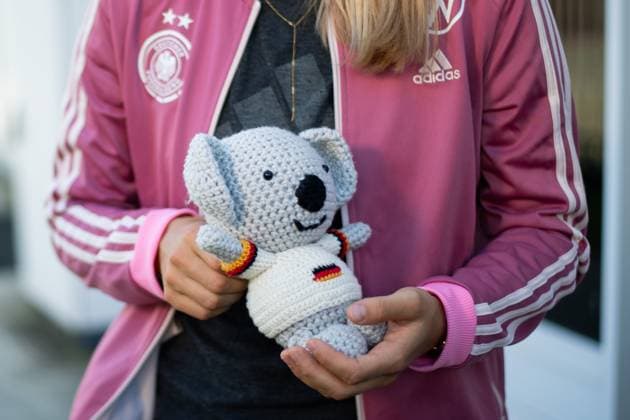 Bilder des Jahres 2023, Sport 07 Juli Sport Themen der Woche KW30 Klara Buehl (Deutschland, 19) mit WM - Maskottchen Koala Waru, den sie in Handarbeit selbst gehaekelt hat, AUS, Pressekonferenz DFB Frauen Nationalmannschaft Deutschland, FIFA Frauen Fussball Weltmeisterschaft Australien 2023, 27.07.2023 AUS, Pressekonferenz DFB Frauen Nationalmannschaft Deutschland, FIFA Frauen Fussball Weltmeisterschaft Australien 2023, 27.07.2023 Wyong *** Klara Buehl Germany, 19 with World Cup mascot Koala Waru, which she handmade herself, AUS, press conference DFB Women National Team Germany, FIFA Women World Cup Australia 2023, 27 07 2023 AUS, press conference DFB Women National Team Germany, FIFA Women World Cup Australia 2023, 27 07 2023 Wyong Copyright: xEibner-Pressefoto Memmlerx EP_MMR