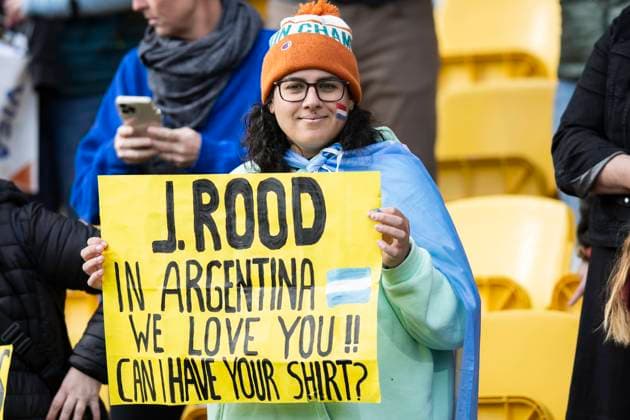 July 27, 2023, Wellington, Wellington, New Zealand: A Netherlands fan holds a sign that reads J. ROORD In Argentina We Love You!! Can I Have Your Shirt? for Netherlands midfielder JILL ROORD 6 before the start of the 2023 FIFA Womens World Cup Group E match against USA at the Wellington Regional Stadium in Wellington, New Zealand. USA 1:1 Netherlands Wellington New Zealand - ZUMAb240 20230727_zsp_b240_064 Copyright: xIraxL.xBlackx