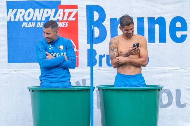 Sport Themen der Woche KW30 Sport Bilder des Tages 27.07.2023, Fussball, Saison 2023 2024, Trainingslager des VfL Bochum in Gais, Tag 5, v. l. Danilo Soares (VfL Bochum 1848) und Christian Gamboa (VfL Bochum 1848) sitzen in der Eistonne, Gais Fussballplatz Gais Bozen Südtirol xRHR-FOTO DEx *** 27 07 2023, football, season 2023 2024, training camp of VfL Bochum in Gais, day 5, f l Danilo Soares VfL Bochum 1848 and Christian Gamboa VfL Bochum 1848 sit in the ice barrel, Gais football field Gais Bolzano South Tyrol xRHR PHOTO ENx Copyright: DennisxEwert RHR-FOTOx RHR-FOTO DE