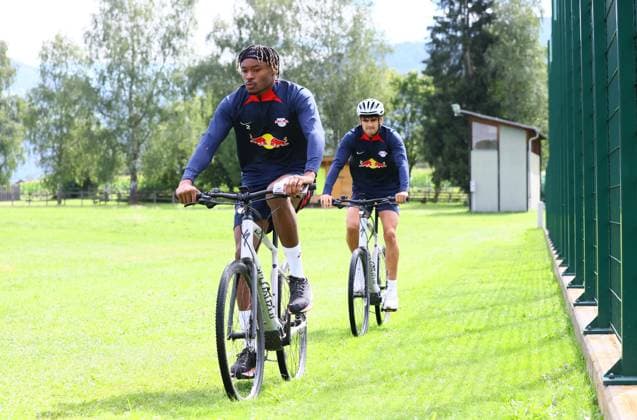 RB Leipzig - Italien Trainingslager Bruneck, 27.07.2023, Sportpark Reiperting Reischach, Fussball, RB Leipzig (GER Bundesliga) - Trainingslager in Südtirol Italien , Im Bild v.l.: Mohamed Simakan und Hugo Novoa ,