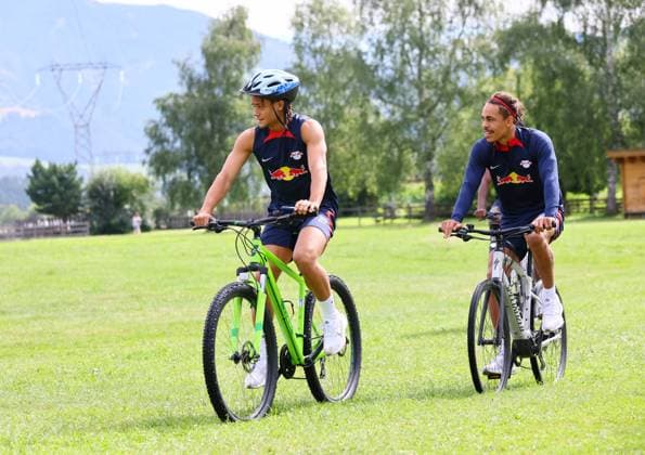 RB Leipzig - Italien Trainingslager Bruneck, 27.07.2023, Sportpark Reiperting Reischach, Fussball, RB Leipzig (GER Bundesliga) - Trainingslager in Südtirol Italien , Im Bild v.l.: Xavi Simons und Yussuf Poulsen ,