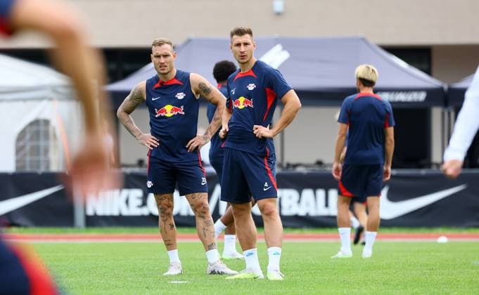 RB Leipzig - Italien Trainingslager Bruneck, 27.07.2023, Sportpark Reiperting Reischach, Fussball, RB Leipzig (GER Bundesliga) - Trainingslager in Südtirol Italien , Im Bild v.l.: David Raum und Willi Orban (4, RB Leipzig) ,