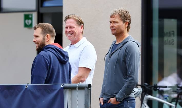 RB Leipzig - Italien Trainingslager Bruneck, 27.07.2023, Sportpark Reiperting Reischach, Fussball, RB Leipzig (GER Bundesliga) - Trainingslager in Südtirol Italien , Im Bild v.l.: RBL Pressesprecher Till Müller, Trainer Markus Gisdol und Markus Sorge (Co-Trainer DFB Auswahl) ,