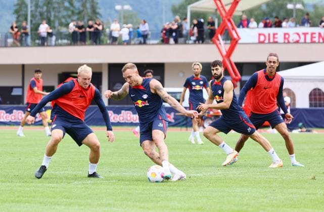 RB Leipzig - Italien Trainingslager Bruneck, 27.07.2023, Sportpark Reiperting Reischach, Fussball, RB Leipzig (GER Bundesliga) - Trainingslager in Südtirol Italien , Im Bild v.l.: Xaver Schlager, David Raum und Josko Gvardiol ,