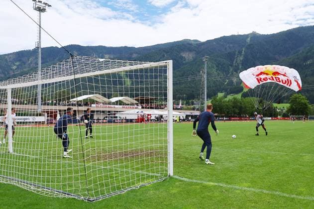 RB Leipzig - Italien Trainingslager Bruneck, 27.07.2023, Sportpark Reiperting Reischach, Fussball, RB Leipzig (GER Bundesliga) - Trainingslager in Südtirol Italien , Im Bild: Red Bull Fallschirmspringer landete auf dem Trainingsplatz und verwandelte vom Elfmeterpunkt. ,