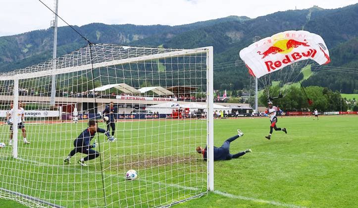 Sport Bilder des Tages RB Leipzig - Italien Trainingslager Bruneck, 27.07.2023, Sportpark Reiperting Reischach, Fussball, RB Leipzig (GER Bundesliga) - Trainingslager in Südtirol Italien , Im Bild: Red Bull Fallschirmspringer landete auf dem Trainingsplatz und verwandelte vom Elfmeterpunkt. ,