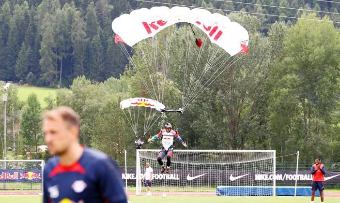 RB Leipzig - Italien Trainingslager Bruneck, 27.07.2023, Sportpark Reiperting Reischach, Fussball, RB Leipzig (GER Bundesliga) - Trainingslager in Südtirol Italien , Im Bild: Red Bull Fallschirmspringer landeten auf dem Trainingsplatz. ,