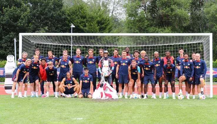 RB Leipzig - Italien Trainingslager Bruneck, 27.07.2023, Sportpark Reiperting Reischach, Fussball, RB Leipzig (GER Bundesliga) - Trainingslager in Südtirol Italien , Im Bild: Red Bull Fallschirmspringer und Mannschaft ,
