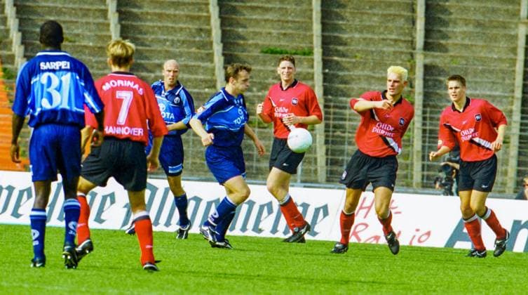 Aus 2. BL. Saison 1999 2000 Hannover 96 - Fortuna Köln 3:1 am 19.0.1999 im Niedersachsenstadion. Im Foto: Fortuna Spieler v.li.: Sarpei Konetzke und Graf sowie 96 v,.li.: Morinas Reinhardt Blank und Kehl *** From 2 BL season 1999 2000 Hannover 96 Fortuna Cologne 3 1 on 19 0 1999 in Niedersachsenstadion In photo Fortuna players v li Sarpei Konetzke and Graf as well as 96 v, li Morinas Reinhardt Blank and Kehl