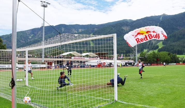 RB Leipzig - Italien Trainingslager Bruneck, 27.07.2023, Sportpark Reiperting Reischach, Fussball, RB Leipzig (GER Bundesliga) - Trainingslager in Südtirol Italien , Im Bild: Red Bull Fallschirmspringer Max vom RED BULL SKYDIVE TEAM landete auf dem Trainingsplatz und verwandelte vom Elfmeterpunkt. ,