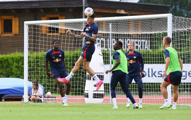 RB Leipzig - Italien Trainingslager Bruneck, 27.07.2023, Sportpark Reiperting Reischach, Fussball, RB Leipzig (GER Bundesliga) - Trainingslager in Südtirol Italien , Im Bild v.l.: El Chadaille Bitshiabu, Benjamin Sesko, Ilaix Moriba, Torwart Leopold Zingerle und Dani Olmo ,
