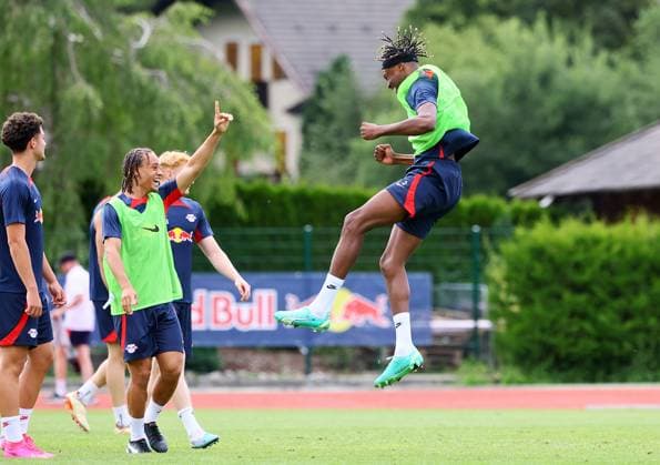RB Leipzig - Italien Trainingslager Bruneck, 27.07.2023, Sportpark Reiperting Reischach, Fussball, RB Leipzig (GER Bundesliga) - Trainingslager in Südtirol Italien , Im Bild: Mohamed Simakan, Torjubel. Li.: Mitspieler Xavi Simons ,