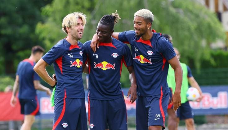 RB Leipzig - Italien Trainingslager Bruneck, 27.07.2023, Sportpark Reiperting Reischach, Fussball, RB Leipzig (GER Bundesliga) - Trainingslager in Südtirol Italien , Im Bild v.l.: Kevin Kampl, Amadou Haidara und Benjamin Henrichs ,