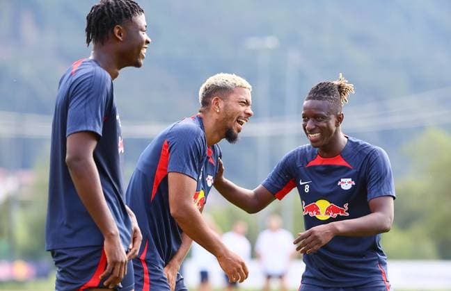 RB Leipzig - Italien Trainingslager Bruneck, 27.07.2023, Sportpark Reiperting Reischach, Fussball, RB Leipzig (GER Bundesliga) - Trainingslager in Südtirol Italien , Im Bild v.l.: El Chadaille Bitshiabu, Benjamin Henrichs und Amadou Haidara ,