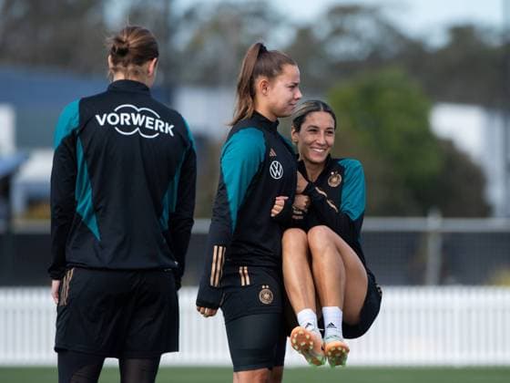 Sport Themen der Woche KW30 Sara Doorsoun (Deutschland, 23) wird von Lena Oberdorf (Deutschland, 06) getragen, daneben Ann-Kathrin Berger (Deutschland, 12), AUS, Training DFB Frauen Nationalmannschaft Deutschland, FIFA Frauen Fussball Weltmeisterschaft Australien 2023, 28.07.2023 AUS, Training DFB Frauen Nationalmannschaft Deutschland, FIFA Frauen Fussball Weltmeisterschaft Australien 2023, 28.07.2023 Tuggerah *** Sara Doorsoun Germany, 23 is carried by Lena Oberdorf Germany, 06 , beside Ann Kathrin Berger Germany, 12 , AUS, Training DFB Women National Team Germany, FIFA Women World Cup Australia 2023, 28 07 2023 AUS, Training DFB Women National Team Germany, FIFA Women World Cup Australia 2023, 28 07 2023 Tuggerah Copyright: xEibner-Pressefoto Memmlerx EP_MMR