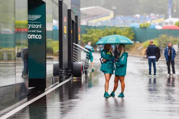 Zwei Mitarbeiterinnen von Aston Martin stehen mit Regenschirm im Regen, Grosser Preis von Belgien, Motorsport, Formel 1, Saison 2023, 28.07.2023 Grosser Preis von Belgien, Motorsport, Formel 1, Saison 2023, 28.07.2023 Spa Franchorchamps Copyright: xEibner-Pressefoto AlexanderxNeisx EP_ANS