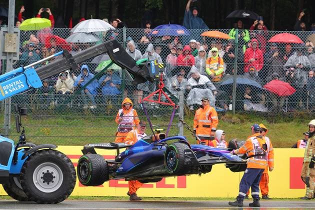 28.07.2023, Circuit de Spa-Francorchamps, Spa-Franchorchamps, FORMULA 1 MSC CRUISES BELGIAN GRAND PRIX 2023 , im Bild Das kaputte Auto von Logan Sargeant (USA), Williams Racing wird abgeschleppt. Spa-Franchorchamps Circuit de Spa-Francorchamps Belgien