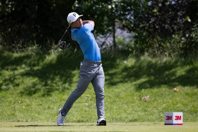 BLAINE, MN - JULY 28: Justin Suh hits a tee shot on the sixth hole during the second round of the 3M Open at TPC Twin Cities on July 28, 2023 in Blaine, Minnesota. (Photo by Bailey Hillesheim Icon Sportswire) GOLF: JUL 28 PGA, Golf Herren - 3M Open EDITORIAL USE ONLY Icon2307280173