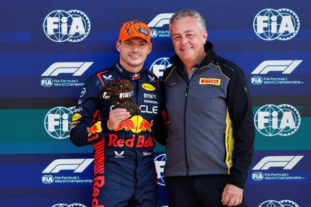 Sport Bilder des Tages Max Verstappen (Red Bull Racing) gewinnt das Shootout und bekommt von Mario Isola die Siegermuetze ueberreicht, Grosser Preis von Belgien, Motorsport, Formel 1, Saison 2023, 29.07.2023 Grosser Preis von Belgien, Motorsport, Formel 1, Saison 2023, 29.07.2023 Spa Franchorchamps Copyright: xEibner-Pressefoto AlexanderxNeisx EP_ANS
