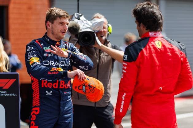 Max Verstappen (Red Bull Racing) mit Carlos Sainz (Scuderia Ferrari), Grosser Preis von Belgien, Motorsport, Formel 1, Saison 2023, 29.07.2023 Grosser Preis von Belgien, Motorsport, Formel 1, Saison 2023, 29.07.2023 Spa Franchorchamps Copyright: xEibner-Pressefoto AlexanderxNeisx EP_ANS