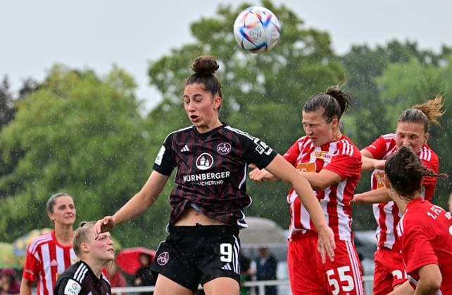 29.07.2023 - Fussball Frauen Frauenfussball - Saison 2023 2024 - Testspiel Freundschaftsspiel Vorbereitungsspiel : 1. FC Nürnberg FCN ( Clubfrauen Club ) - FCUnion Berlin - - xwoxzix - Emma Kusch (9, 1. FC Nürnberg FCN ) im Kopfballduell mit Katja Orschmann (55, 1. FC Union Berlin )