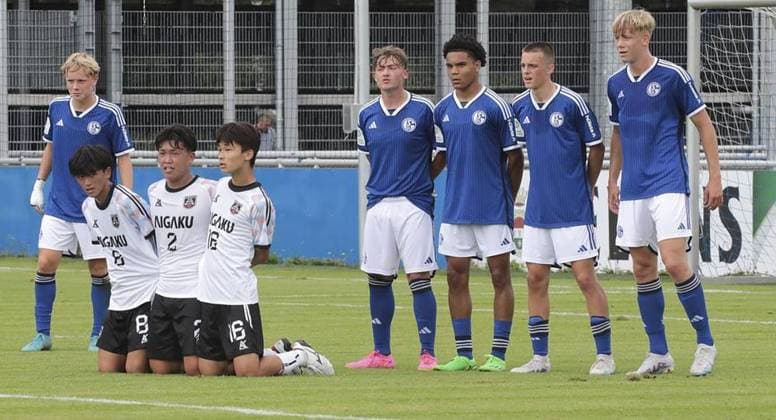 Sport Themen der Woche KW30 Sport Bilder des Tages U17, U 17 Fußball-Testspiel zwischen Schalke 04 und AIOI Soccer Academy Japan auf der S04 Sportanlage in Gelsenkirchen *** NUR FÜR REDAKTIONELLE ZWECKE *** EDITORIAL USE ONLY ***<p>Japanische Abwehrmauer auf den Knien beim U17 Fußball-Testspiel zwischen Schalke 04 (blaues Trikot) und AIOI Soccer Academy Japan (weisses Trikot) am Samstag den 29. Juli 2023 auf der S04 Sportanlage in Gelsenkirchen Foto : Frank Oppitz FUNKE Foto Services < p> Deutschland NRW Gelsenkirchen Copyright: FrankxOppitz *** U17 soccer test match between Schalke 04 and AIOI Soccer Academy Japan at the S04 Sportanlage in Gelsenkirchen FOR EDITORIAL PURPOSES ONLY EDITORIAL USE ONLY p Japanese defensive wall on their knees during the U17 soccer test match between Schalke 04 blue jersey and AIOI Soccer Academy Japan white jersey on Saturday 29 July 2023 at the S04 sports facility in Gelsenkirchen Photo Frank Oppitz FUNKE Foto Services p Sport Germany NRW Gelsenkirchen Copyright FrankxOppitz Copyright: FrankxOppitz doc7ra8jm2vqjav2cxckql ,EDITORIAL USE ONLY