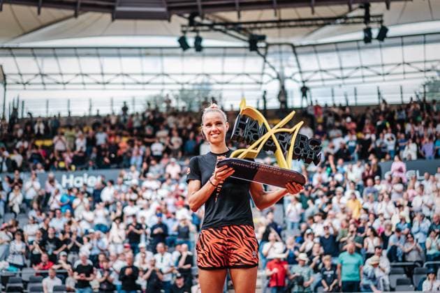Tennis Frauen WTA, Tennis Damen Tour 250 European Open Hamburg Noma Noha Akugue (GER) vs. Arantxa Rus (NED) 29.07.2023 Die Gewinnerin des Turniers Arantxa Rus (NED) Hamburg Tennis am Rothenbaum Hamburg Deutschland