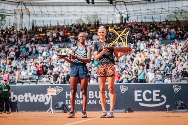 Tennis Frauen WTA, Tennis Damen Tour 250 European Open Hamburg Noma Noha Akugue (GER) vs. Arantxa Rus (NED) 29.07.2023 Die Gewinnerin des Turniers Arantxa Rus (NED) rechts und die Turnierzweite Noma Noha Akugue (GER) links Hamburg Tennis am Rothenbaum Hamburg Deutschland