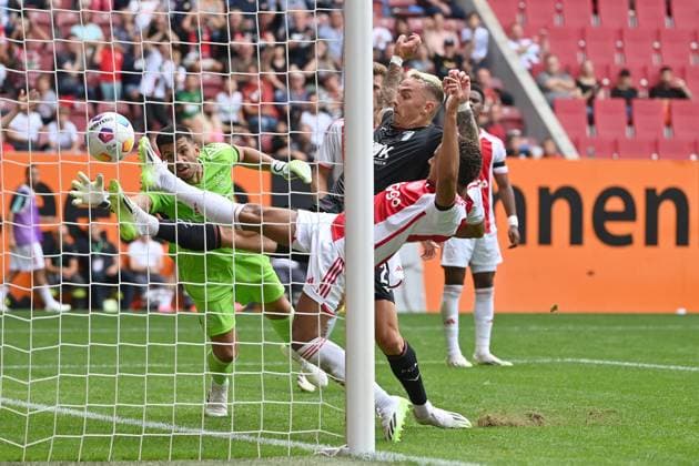 Sport Themen der Woche KW30 Sport Bilder des Tages Tor Phillip TIETZ (Augsburg) zum 1-0 gege Devyne RENSCH (Ajax) und Torwart Geronimo RULLI (Ajax). Aktion,Torschuss,Strafraumszene. Fussball Testspiel FC Augsburg - Ajax Amsterdam am 29.07.2023 ,WWK Arena Augsburg. Fussball 1. Bundesliga,Saison 2023 2024. *** Goal Phillip TIETZ Augsburg to 1 0 gege Devyne RENSCH Ajax and goalkeeper Geronimo RULLI Ajax action, goal shot, penalty area scene Football test match FC Augsburg Ajax Amsterdam on 29 07 2023, WWK Arena Augsburg Football 1 Bundesliga, season 2023 2024