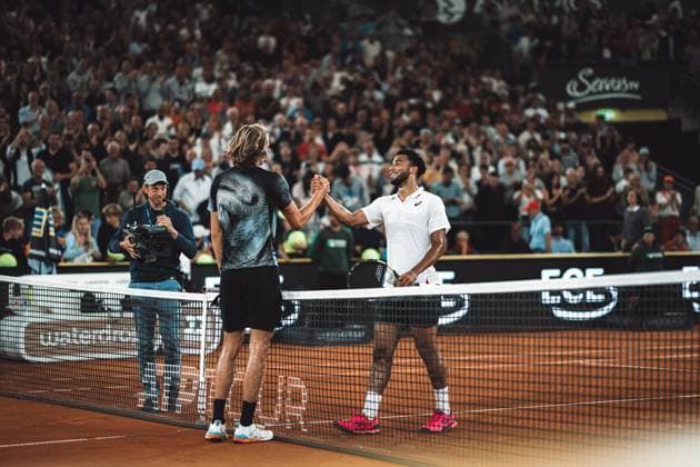 Tennis Männer ATP, Tennis Herren Tour 500 European Open Hamburg Arthur Fils (FRA) vs. Alexander Zverev (GER) 29.07.2023 v.l. Alexander Zverev (GER) und Arthur Fils (FRA) reichen sich nach dem Match die Hand Hamburg Tennis am Rothenbaum Hamburg Deutschland