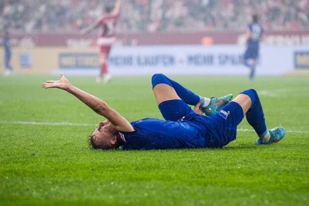 Sport Themen der Woche KW30 Sport Bilder des Tages 2. Fussball Bundesliga; Fortuna Duesseldorf 1895 - Hertha BSC Berlin; 29.07.2023 Marten Winkler (Hertha BSC Berlin, 22) bleibt verletzt liegen 2. Fussball Bundesliga, Fortuna Duesseldorf 1895 - Hertha BSC Berlin, Duesseldorf, Merkur Spiel-Arena DFL REGULATIONS PROHIBIT ANY USE OF PHOTOGRAPHS AS IMAGE SEQUENCES AND OR QUASI-VIDEO. *** 2 Football Bundesliga Fortuna Duesseldorf 1895 Hertha BSC Berlin 29 07 2023 Marten Winkler Hertha BSC Berlin, 22 remains injured 2 Football Bundesliga, Fortuna Duesseldorf 1895 Hertha BSC Berlin, Duesseldorf, Merkur Spiel Arena DFL REGULATIONS PROHIBIT ANY USE OF PHOTOGRAPHS AS IMAGE SEQUENCES AND OR QUASI VIDEO Copyright: xBEAUTIFULxSPORTS Wunderlx