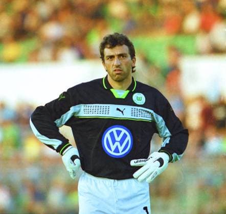 Aus 1. BL. Saison 1999 2000 VfL Wolfsburg - FC Hansa Rostock 2:0 am 28.08.1999 im alten VfL Stadion. Im Foto: WOB TW Claus Reitmaier *** From 1 BL season 1999 2000 VfL Wolfsburg FC Hansa Rostock 2 0 on 28 08 1999 in the old VfL stadium In photo WOB TW Claus Reitmaier