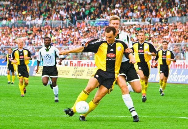 Aus 1. BL. Saison 1999 2000 VfL Wolfsburg - FC Hansa Rostock 2:0 am 28.08.1999 im alten VfL Stadion. Im Foto: am Ball Rostock Spieler Magnus Arvidsson ?? gegen Andrzej Juskowiak *** From 1 BL season 1999 2000 VfL Wolfsburg FC Hansa Rostock 2 0 on 28 08 1999 in the old VfL stadium In the photo on the ball Rostock player Magnus Arvidsson against Andrzej Juskowiak