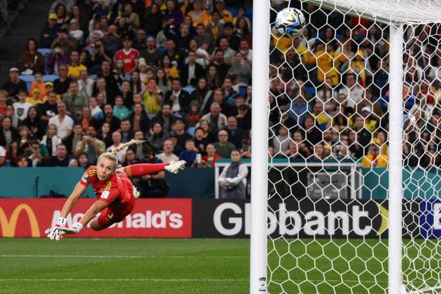 Sport Bilder des Tages Mandatory Credit: Photo by James Gourley Shutterstock (14025600dd) Merle Frohms of Germany watches as Linda Caicedo of Colombia scores a goal Germany Women v Colombia Women, FIFA Women s World Cup, Group H, Football, Sydney Football Stadium, Sydney, Australia - 30 Jul 2023 Editorial use only Germany Women v Colombia Women, FIFA Women s World Cup, Group H, Football, Sydney Football Stadium, Sydney, Australia - 30 Jul 2023 Editorial use only Copyright: xJamesxGourley Shutterstockx 14025600dd