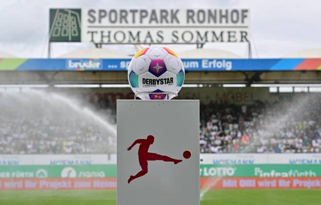 30.07.2023 - Fussball - Saison 2023 2024 - 2. Fussball - Bundesliga - 01. Spieltag: SpVgg Greuther Fürth ( Kleeblatt ) - SC Paderborn SCP 07 - Sportfoto Zink - xwoxzix - DFL regulations prohibit any use of photographs as image sequences and or quasi-video - only for editorial use - 29.07.2023 - Fussball Amateurfussball - Saison 2023 2024 - Landesliga - 03. Spieltag: FSV Erlangen Bruck - SV Unterreichenbach - - xwoxzix - Feature Impression Symbolbild Symbolfoto - Spielball Ball mit Wappen Logo Emblem