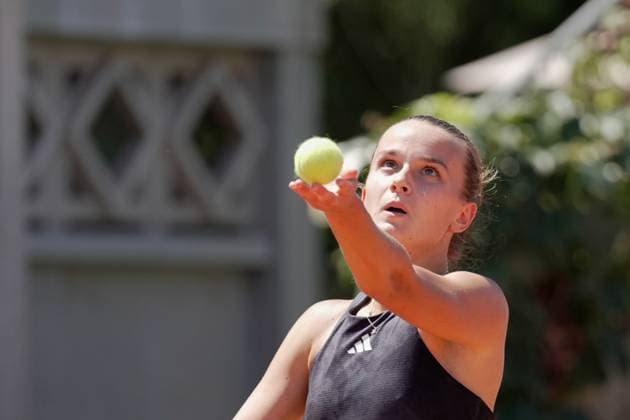 July 30, 2023, Lausanne, Vaud, Switzerland: Lausanne, Switzerland: FranceÃ¢â‚¬â ¢s CLARA BUREL serves against ItalyÃ¢â‚¬â ¢s Elisabetta Cocciaretto during their WomenÃ¢â‚¬â ¢s singles final match on the seventh day of the 2023 Ladies Open Lausanne. Lausanne Switzerland - ZUMAs230 20230730_znp_s230_005 Copyright: xCorinexScibozx
