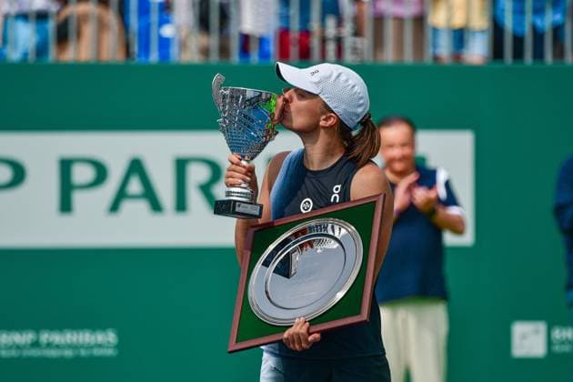 2023.07.30 Warszawa Tenis FinaÅ‚ WTA250 BNP Paribas Warsaw Open N z Iga Swiatek z pucharem dekoracja Foto Pawel Bejnarowicz PressFocus 2023.07.30 Warszawa Warsaw Tennis Final Iga Swiatek - Laura Siegemund Iga Swiatek z pucharem dekoracja Credit: Pawel Bejnarowicz PressFocus NEWSPIX.PL --- Newspix.pl  20230730PF_PB0139