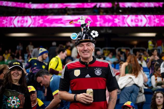 Fan von Deutschland mit Figur von Alexandra Popp (Deutschland, 11) auf dem Kopf, AUS, Deutschland vs Kolumbien, FIFA Frauen Fussball Weltmeisterschaft Australien 2023, 2. Spieltag, Gruppe H, 30.07.2023 AUS, Deutschland vs Kolumbien, FIFA Frauen Fussball Weltmeisterschaft Australien 2023, 2. Spieltag, Gruppe H, 30.07.2023 Sydney *** Fan of Germany with figure of Alexandra Popp Germany, 11 on head, AUS, Germany vs Colombia, FIFA Womens World Cup Australia 2023, Match Day 2, Group H, 30 07 2023 AUS, Germany vs Colombia, FIFA Womens World Cup Australia 2023, Match Day 2, Group H, 30 07 2023 Sydney Copyright: xEibner-Pressefoto Memmlerx EP_MMR