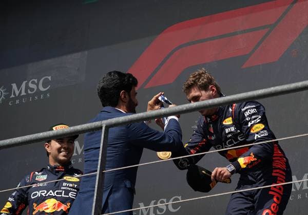 FORMULA 1 MSC CRUISES BELGIAN GRAND PRIX 2023 30.07.2023, Circuit de Spa-Francorchamps, Spa-Franchorchamps, FORMULA 1 MSC CRUISES BELGIAN GRAND PRIX 2023 , im Bild Sieger Max Verstappen (NLD), Oracle Red Bull Racing bekommt von FIA Präsident Mohammed bin Sulayem die Medaille überreicht.