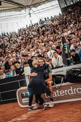Tennis Männer ATP, Tennis Herren Tour 500 European Open Hamburg Alexander Zverev (GER) vs. Laslo Djere (SRB) 30.07.2023 Alexander Zverev (GER) wird nach sienem Sieg von Turnierdirektorin Sandra Reichel umarmt Hamburg Tennis am Rothenbaum Hamburg Deutschland *** Tennis Men ATP Tour 500 European Open Hamburg Alexander Zverev GER vs Laslo Djere SRB 30 07 2023 Alexander Zverev GER is hugged by tournament director Sandra Reichel after his win Hamburg Tennis am Rothenbaum Hamburg Germany