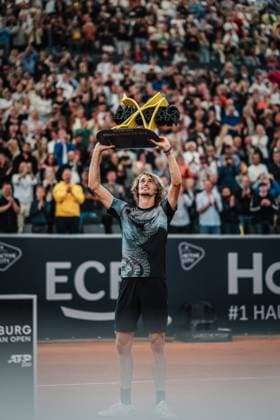 Tennis Männer ATP, Tennis Herren Tour 500 European Open Hamburg Alexander Zverev (GER) vs. Laslo Djere (SRB) 30.07.2023 Alexander Zverev (GER) jubelt denn er hat das Finale gewonnen und hebt die Trophäe in die Luft Hamburg Tennis am Rothenbaum Hamburg Deutschland *** Tennis Men ATP Tour 500 European Open Hamburg Alexander Zverev GER vs Laslo Djere SRB 30 07 2023 Alexander Zverev GER cheers because he won the final and raises the trophy in the air Hamburg Tennis am Rothenbaum Hamburg Germany